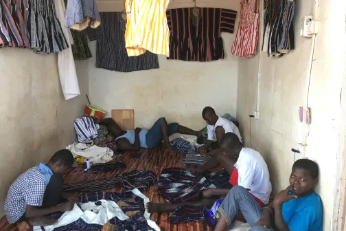 Näherei in Tamale. Die Produktion von traditionellen Smocks  ist ein weit verbreiteter Produktionsbereich. 